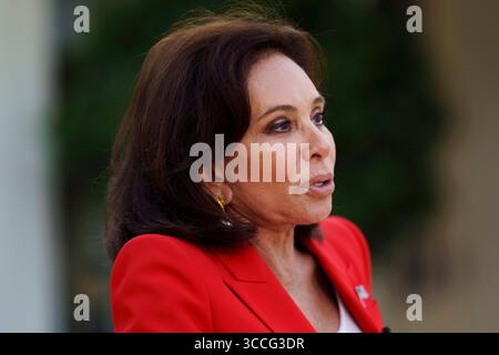 Jeanine Pirro, Staatsanwältin des District of Columbia, spricht mit den Medien vor dem Weißen Haus in Washington, DC, USA. August 2025. Präsident Trump kündigte den Einsatz der Nationalgarde in Washington DC als Teil einer Strategie zur Verbrechensbekämpfung an. EPA/WILL OLIVER/POOL Credit: SIPA USA/Alamy Live News Stockfoto
