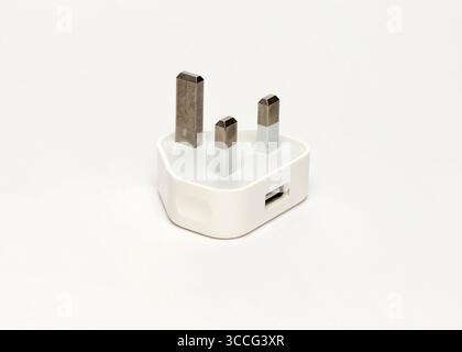 Apple USB-Netzteil-Ladegerät Modell A1399 mit 3-poligem UK-Stecker zum Aufladen kompatibler iPhone-Geräte Stockfoto