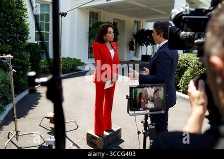 Jeanine Pirro, Staatsanwältin des District of Columbia, spricht mit den Medien vor dem Weißen Haus in Washington, DC, USA. August 2025. Präsident Trump kündigte den Einsatz der Nationalgarde in Washington DC als Teil einer Strategie zur Verbrechensbekämpfung an. EPA/WILL OLIVER/POOL Credit: SIPA USA/Alamy Live News Stockfoto