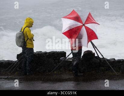 5. Januar 2023, Charleston, Oregon, USA: Starke Winde und Regen machen ein Paar Fotografen beim Fotografieren von Wellen im Shore Acres State Park in der Nähe von Charleston an der südlichen Pazifikküste Oregons. Der National Weather Service hat eine Hochsurfwarnung für das Gebiet ausgegeben, in dem die Wellen möglicherweise auf 30-35 Fuß steigen. (Bild: © Robin Loznak/ZUMA Press Wire) Stockfoto