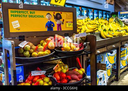 San Diego, Kalifornien, USA. August 2025. Kroger, die Lebensmittelkette, hat in mehreren bundesstaaten, einschließlich Kalifornien, eine Initiative mit dem Titel „Zero Hunger Zero Waste“ gestartet. Auf der Abbildung sind Obst und Gemüse in Beutelform auf einem Ladendisplay mit der Aufschrift „unperfekt, aber perfekt lecker“ und ein Preisschild mit der Aufschrift „niedriger Preis“ abgebildet. Quelle: Stu Gray/Alamy Live News Stockfoto