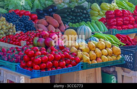 Frisches, farbenfrohes Obst und Gemüse aus biologischem Anbau an einem Marktstand Stockfoto