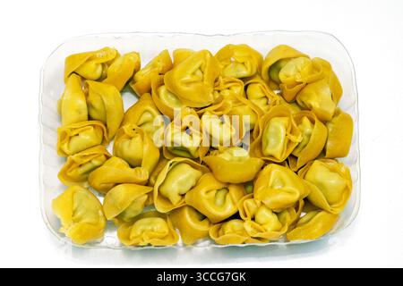 Rohe italienische Tortellini-Nudeln mit Feilen in der Kunststoffbox Stockfoto