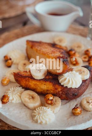 Banana Macadamia french Toast mit Schokoladensoße Brunch Stockfoto