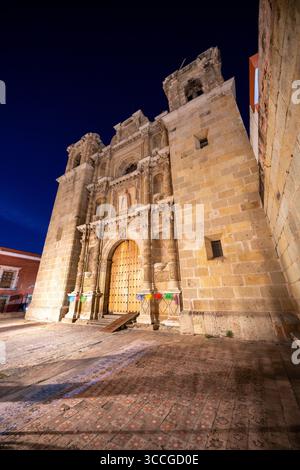 24. November 2018, Oaxaca de Juarez, Oaxaca, Mexiko: Die Fassade der Kirche oder des Tempels von San Felipe Neri im historischen Zentrum der Stadt Oaxaca, Mexiko, bei Nacht. Ein UNESCO-Weltkulturerbe. (Kreditbild: © Jon G. Fuller / Vwpics/VW Pics via ZUMA Press Wire) Stockfoto