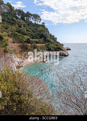 Eine malerische abgeschiedene Bucht mit klarem türkisfarbenem Wasser auf dem malerischen Küstenweg von Saint-Jean-Cap-Ferrat, französische Riviera. Stockfoto