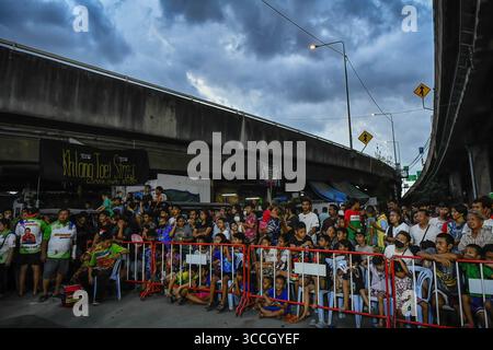 15. Juli 2023, Bangkok, Thailand: Boxfans sahen ihre Boxer in der Khlong Toei Community anfeuern. Aufgrund der Popularität des Films „Fight Club“ im Jahr 1999 begann Fight Club Thailand im Jahr 2016 und gründete eine Gemeinschaft von Kampfsportbegeisterten über eine Facebook-Gruppe, die dann Menschen sammelte und eine unterirdische Kampfarena organisierte. Klong Toey Street Slum Fight findet einmal im Monat an verschiedenen Orten statt. Rund um die Khlong Toei Community, Bangkok (Foto: © Amphol Thongmueangluang/SOPA Images via ZUMA Press Wire) Stockfoto