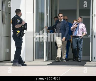17. August 2023: Der US-Kongressabgeordnete George Santos verlässt am Mittwoch, den 10. Mai 2023, das Gericht in Central Islip, New York. (Foto: © Barry Williams/New York Daily News via ZUMA Press Wire) Stockfoto