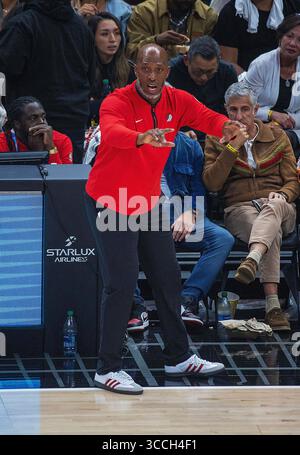 Oktober 2023, Los Angeles, Kalifornien, USA: Cheftrainer, Chauncey Billups von den Portland Trail Blazers am Mittwoch, den 25. Oktober 2023, in der Crypto.com Arena in Los Angeles, Kalifornien, am Rande ihres NBA-Spiels gegen die Los Angeles Clippers. Clippers besiegen Trail Blazers, 123-111. ARIANA RUIZ/PI (Kreditbild: © PI via ZUMA Press Wire) Stockfoto