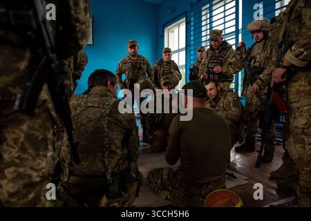 23. Mai 2023, Oblast Donezk, Oblast Donezk, Ukraine: Mitglieder der Kiewer Territorialverteidigung erhalten nach ihrem Einsatz im Donbass eine Kampfausbildung. Die Einheit wurde â œdad battalionâ€€ genannt, da die meisten Mitglieder mittleren Alters oder älter sind. (Bild: © Madeleine Kelly/ZUMA Press Wire) Stockfoto