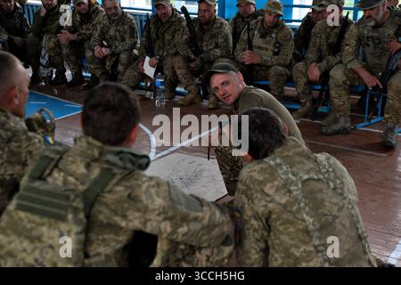 23. Mai 2023, Kiew, Oblast Donezk, Ukraine: Mitglieder der Kiewer territorialen Verteidigung erhalten eine Ausbildung von einem Major der ukrainischen 214. Opfor-Streitkräfte. Die 214. Nahm an bedeutenden Schlachten seit Beginn der Invasion Teil, einschließlich der Abwehr russischer Truppen aus Kiew. (Bild: © Madeleine Kelly/ZUMA Press Wire) Stockfoto