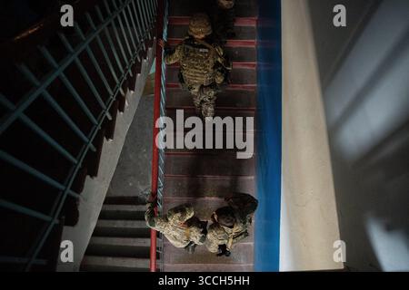 23. Mai 2023, Kiew, Oblast Donezk, Ukraine: Die Treppen hinauf gehen Soldaten der Kiewer Territorialverteidigung beginnen mit dem Kampftraining, nachdem sie in die Region Donbass eingesetzt wurden. (Bild: © Madeleine Kelly/ZUMA Press Wire) Stockfoto