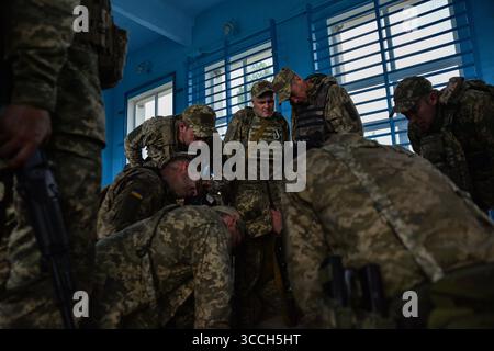 23. Mai 2023, Oblast Donezk, Oblast Donezk, Ukraine: Mitglieder der Kiewer Territorialverteidigung erhalten nach ihrem Einsatz im Donbass eine Kampfausbildung. Die Einheit wurde â œdad battalionâ€€ genannt, da die meisten Mitglieder mittleren Alters oder älter sind. (Bild: © Madeleine Kelly/ZUMA Press Wire) Stockfoto