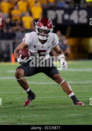 28. Oktober 2023: Der Wide Receiver Lincoln Victor (5) der Washington State Cougars erhält einen Pass und gewinnt Yards während des NCAA-Fußballspiels zwischen den Washington State Cougars und der Arizona State University im Mountain America Stadium in Tempe, Arizona. Michael Cazares/CSM. (Kreditbild: Stockfoto