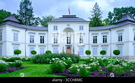 Der Weiße Palast oder Biały Domek, eine klassizistische Villa aus dem 18. Jahrhundert, entworfen von Domenico Merlini, eingebettet in Warschaus Königspark Łazienki, spiegelt EN wider Stockfoto