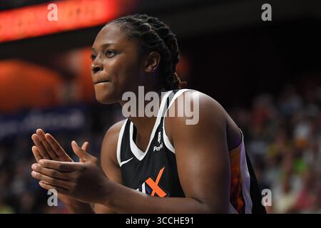 31. August 2023: Phoenix Mercury Guard Madi Williams (25) klopft während eines WNBA-Spiels zwischen den Phoenix Mercury und den Connecticut Sun in der Mohegan Sun Arena in Uncasville, Connecticut. Erica Denhoff/CSM (Bild: © Erica Denhoff/CSM via ZUMA Press Wire) Stockfoto