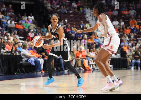 31. August 2023: Phoenix Mercury Guard Moriah Jefferson (8) dribbelt den Ball während eines WNBA-Spiels zwischen den Phoenix Mercury und der Connecticut Sun in der Mohegan Sun Arena in Uncasville, Connecticut. Erica Denhoff/CSM (Bild: © Erica Denhoff/CSM via ZUMA Press Wire) Stockfoto