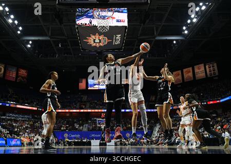 31. August 2023: Phoenix Mercury Center Brittney Griner (42) gibt den Ball während eines WNBA-Spiels zwischen den Phoenix Mercury und den Connecticut Sun in der Mohegan Sun Arena in Uncasville, Connecticut. Erica Denhoff/CSM (Bild: © Erica Denhoff/CSM via ZUMA Press Wire) Stockfoto