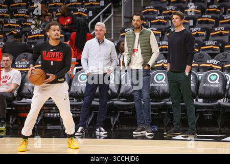 27. Juni 2023: Trae Young, der Wachmann der Atlanta Hawks, bereitet sich auf den Schieß vor, während Tony Ressler, General Manager Landry Fields und Assistent GM Kyle Korver vor dem Spiel der Hawks gegen die Cleveland Cavaliers in der State Farm Arena am Freitag, den 24. Februar 2023, in Atlanta zusehen. (Foto: © Jason Getz/The Atlanta Journal-Constitution via ZUMA Press Wire) Stockfoto