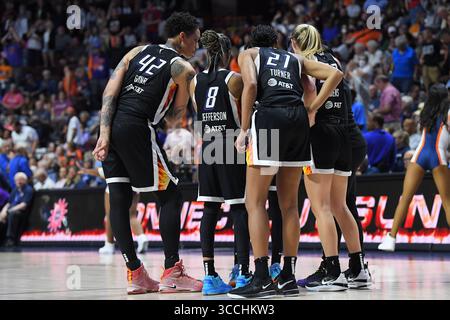 31. August 2023: Phoenix Mercury Center Brittney Griner (42), Phoenix Mercury Guard Moriah Jefferson (8) und Phoenix Mercury Stürmerin Brianna Turner (21) treffen sich bei einem WNBA-Spiel zwischen den Phoenix Mercury und der Connecticut Sun in der Mohegan Sun Arena in Uncasville, Connecticut. Erica Denhoff/CSM (Bild: © Erica Denhoff/CSM via ZUMA Press Wire) Stockfoto
