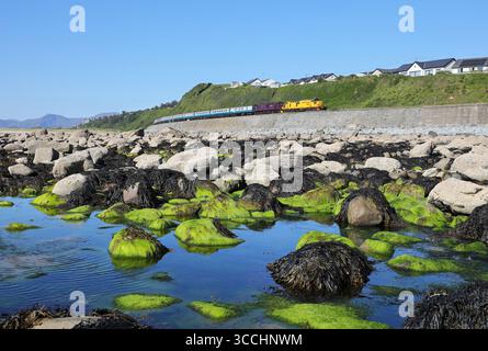 97302 & 37685 Fahren Sie um die Küste Nr llandanwg auf 16.5.25 mit 1Z68 16,23 Pwllheli nach Bristol Temple Meads . Stockfoto