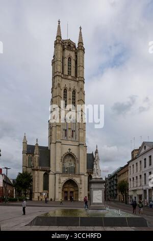 Die Westfassade der Kathedrale von Saint Bravo, Gent vor einem bewölkten Himmel Stockfoto