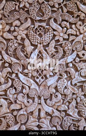 Traditionelle maurische Muster und Fliesen, beige, komplizierte dekorative architektonische Details Stockfoto