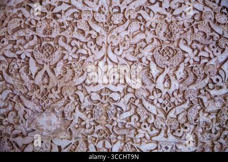 Traditionelle maurische Muster und Fliesen, beige, komplizierte dekorative architektonische Details Stockfoto