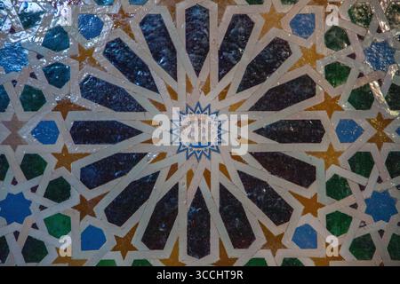Komplexe architektonische Details der Granada Alhmbra, altes maurisches geometrisches Muster. Stockfoto