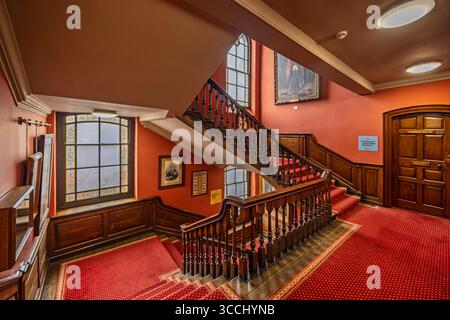 Verzierte, geschwungene Holztreppe, die am 15. Juli 2025 zum Assembly Room in der Guildhall in Worcester, Worcestershire, Großbritannien führt Stockfoto