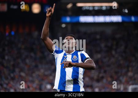 Porto, Porto, Portugal. August 2025. SAMU AGHEHOWA vom FC Porto feierte sein Tor beim Spiel der Liga Portugal Betclic 2025/26 zwischen dem FC Porto und Vitoria SC im Estadio do Dragao am 11. August 2025 in Porto. (Kreditbild: © Miguel Lemos/ZUMA Press Wire) NUR REDAKTIONELLE VERWENDUNG! Nicht für kommerzielle ZWECKE! Quelle: ZUMA Press, Inc./Alamy Live News Stockfoto