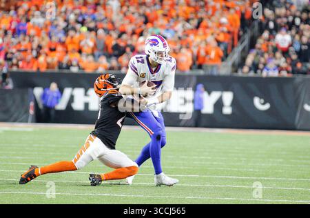 5. November 2023: Buffalo Bills Quarterback Josh Allen (17) während des regulären Saisonspiels zwischen den Buffalo Bills und Cincinnati Bengals in Cincinnati, Ohio. JP Waldron/Cal Sport Media (Kreditbild: Stockfoto