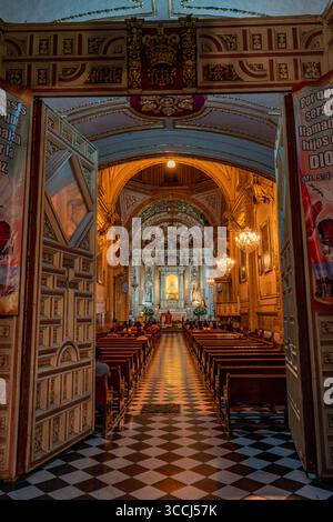 24. November 2018, Oaxaca de Juarez, Oaxaca, Mexiko: Ein Priester hält eine Messe in der Basilika unserer Lieben Frau von Einsamkeit, Teil des Weltkulturerbes in Oaxaca de Juarez, Mexiko. Erbaut zwischen 1682 und 1690 im barocken Stil, aber mit niedrigeren Türmen, um erdbebensicherer zu sein. (Kreditbild: © Jon G. Fuller / Vwpics/VW Pics via ZUMA Press Wire) Stockfoto