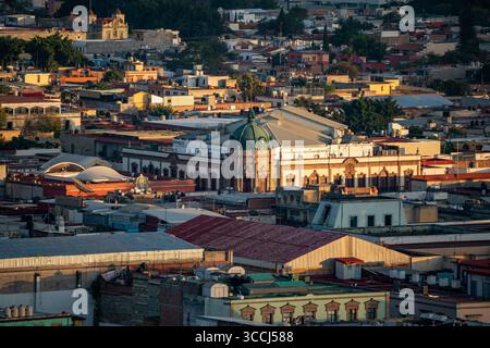24. November 2018, Oaxaca de Juarez, Oaxaca, Mexiko: Sehen Sie sich das im Macedonio Alcala Theater im historischen Zentrum von Oaxaca vom Cerro Fortin, Oaxaca, Mexiko an. Ein UNESCO-Weltkulturerbe. (Kreditbild: © Jon G. Fuller / Vwpics/VW Pics via ZUMA Press Wire) Stockfoto
