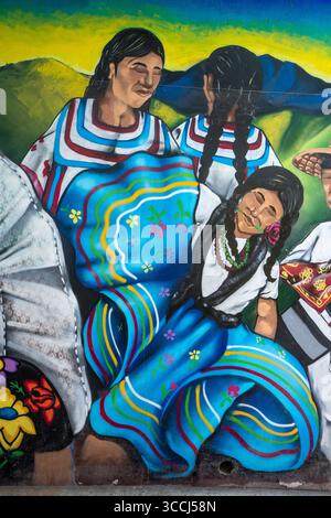 24. November 2018, Oaxaca de Juarez, Oaxaca, Mexiko: Gemalte Wandmalereien im Eingangstunnel zum Guelaguetza Auditorium auf Fortin Hill, Oaxaca, Mexiko, die Tänzer in Kostümen darstellen. (Kreditbild: © Jon G. Fuller / Vwpics/VW Pics via ZUMA Press Wire) Stockfoto