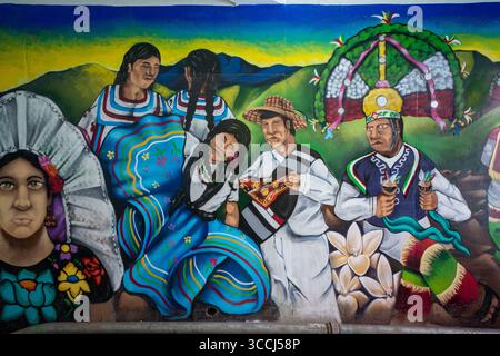 24. November 2018, Oaxaca de Juarez, Oaxaca, Mexiko: Gemalte Wandmalereien im Eingangstunnel zum Guelaguetza Auditorium auf Fortin Hill, Oaxaca, Mexiko, die Tänzer in Kostümen darstellen. (Kreditbild: © Jon G. Fuller / Vwpics/VW Pics via ZUMA Press Wire) Stockfoto