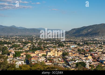 24. November 2018, Oaxaca de Juarez, Oaxaca, Mexiko: Blick auf die Kirche von Santo Domingo und das historische Zentrum von Oaxaca vom Cerro Fortin, Oaxaca, Mexiko. Ein UNESCO-Weltkulturerbe. (Kreditbild: © Jon G. Fuller / Vwpics/VW Pics via ZUMA Press Wire) Stockfoto