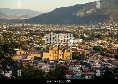 24. November 2018, Oaxaca de Juarez, Oaxaca, Mexiko: Blick auf die Kirche von Santo Domingo und das historische Zentrum von Oaxaca vom Cerro Fortin, Oaxaca, Mexiko. Ein UNESCO-Weltkulturerbe. (Kreditbild: © Jon G. Fuller / Vwpics/VW Pics via ZUMA Press Wire) Stockfoto