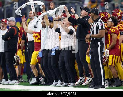 2. Januar 2023 Arlington, TX...die USC-Bank spitzt das Team während des Goodyear Cotton Bowl Spiels zwischen der Tulane Green Wave und den Trojans Support-Mitarbeitern der University of Southern California am 2. Januar 2023 im AT&T Stadium in Arlington, Texas. (Obligatorischer Kredit: Freddie Beckwith / MarinMedia.org / Cal Sport Media) (absoluter vollständiger Fotograf und Credits erforderlich). Fernsehen oder Profit Magazine Wenden Sie sich direkt an MarinMedia. (Kreditbild: © Freddie Beckwith/Marinmedia.or/CSM via ZUMA Press Wire) Stockfoto