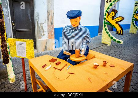 Darstellung eines Töpfers beim Papierblumenfest der Stadt Redondo-Evora-Portugal Stockfoto