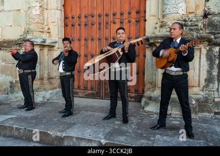 30. Oktober 2018, Oaxaca de Juarez, Oaxaca, Mexiko: Eine Mariachi-Band in charro-Kostümen tritt auf den Stufen der Kirche Santo Domingo im historischen Oaxaca, Mexiko auf. (Kreditbild: © Jon G. Fuller/VW Pics via ZUMA Press Wire) Stockfoto