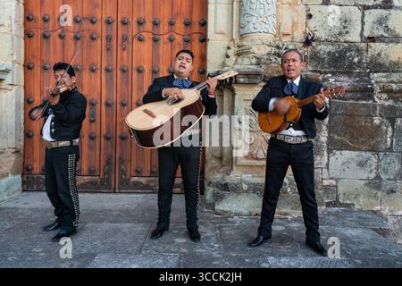 30. Oktober 2018, Oaxaca de Juarez, Oaxaca, Mexiko: Eine Mariachi-Band in charro-Kostümen tritt auf den Stufen der Kirche Santo Domingo im historischen Oaxaca, Mexiko auf. (Kreditbild: © Jon G. Fuller/VW Pics via ZUMA Press Wire) Stockfoto
