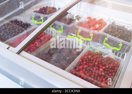 Gefrorene Beeren und Früchte auf einem Ladentisch in Nahaufnahme. Essen Stockfoto