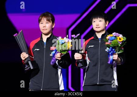 Yokohama BUNTAI, Kanagawa, Japan. August 2025. (L bis R) CHEN Xingtong (CHN), SUN Yingsha (CHN), 11. AUGUST 2025 - Tischtennis : WTT Champions Yokohama 2025 Women's Singles Award Ceremony bei Yokohama BUNTAI, Kanagawa, Japan. Quelle: Naoki Morita/AFLO SPORT/Alamy Live News Stockfoto