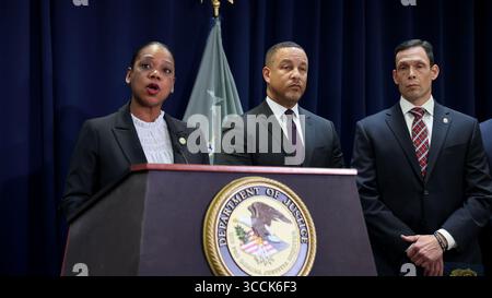 11. Januar 2023, New York, New York: Keechant L. Sewell, Mitglied des New Yorker Polizeiamts, Linke, Breon Peace, Center, und Frank A. Tarentino III, Spezialagent für die Abteilung New York der DEA, während einer Pressekonferenz am Mittwoch, den 11. Januar 2023 in Brooklyn. (Foto: © Luiz C. Ribeiro/New York Daily News via ZUMA Press Wire) Stockfoto