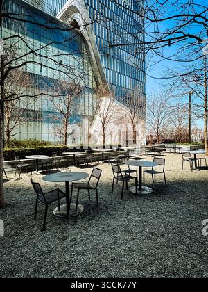 Sitzbereich im Freien mit Tischen und Stühlen auf einem öffentlichen platz in Hudson Yards in Manhattan, New York City. Stockfoto