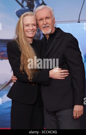 12. Januar 2023, Los Angeles, Kalifornien, USA: (L-R) SUZY AMIS CAMERON und JAMES CAMERON nehmen an der Handabdrücke- und Fußabdrücke-Zeremonie zu Ehren der Filmemacher „Avatar: The Way of the Water“ James Cameron und Jon Landau im TCL Chinese Theatre Teil. (Foto: © Allison Dinner/ZUMA Press Wire) Stockfoto