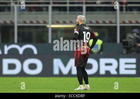 26. Februar 2023, Mailand, LOMBARDEZ, Italien: THEO HERNANDEZ #19 des AC Mailand im Spiel Der Serie A zwischen AC Mailand und Atalanta Bergamo im Stadio Giuseppe Meazza am 26. Februar 2023 in Mailand (Foto: © Mickael Chavet/ZUMA Press Wire) Stockfoto