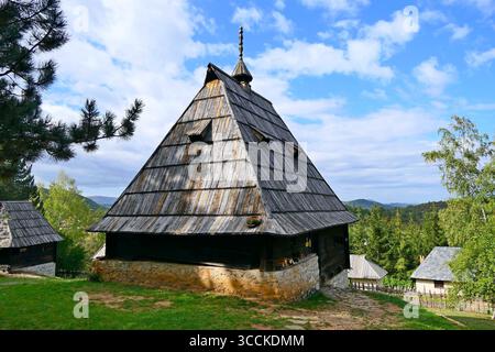 Ein altes Blockhaus mit steilem Schindeldach im Freilichtmuseum Old Village in Sirogojno in Serbien Stockfoto