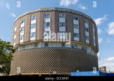 Britannia Hotel 'The Roundhouse' in Bournemouth, die britische Regierung beherbergt hier illegale Migranten. Im Freien finden Proteste gegen die Einwanderung statt. UK Stockfoto